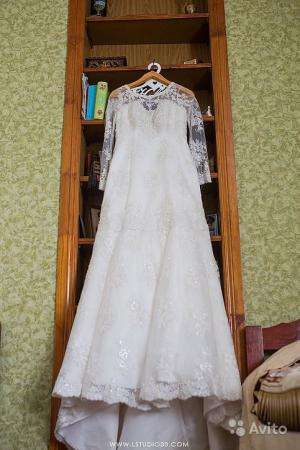 Кружевное свадебное платье с вышивкой из бисера