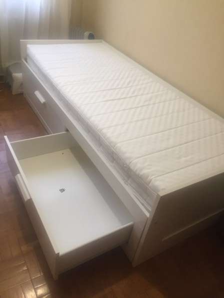 Продаю кровать-кушетку с 2 ящиками и матрасами, цвет белый в Санкт-Петербурге фото 4