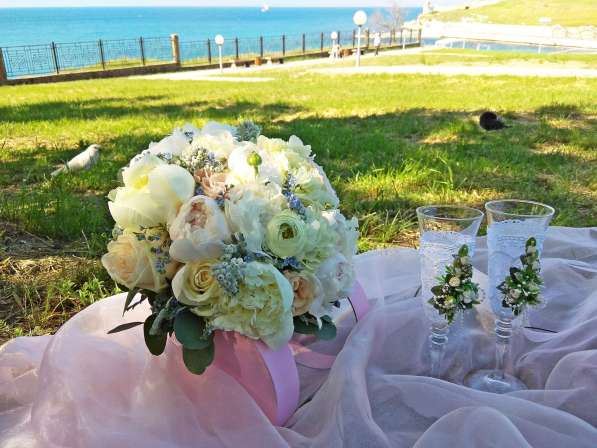 Букет невесты из пионов, незабудок и роз
