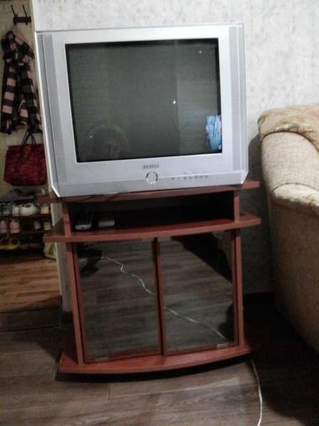Телевизор Самсунг рабочий вместе с тумбой под телевизор
