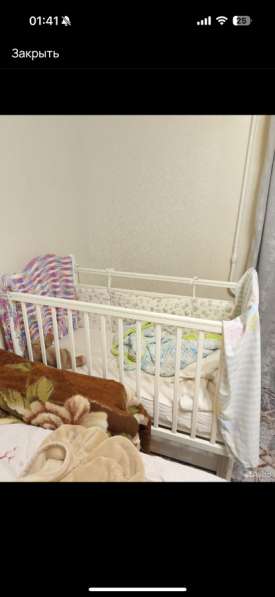 Детская кроватка с маятником и ящиком