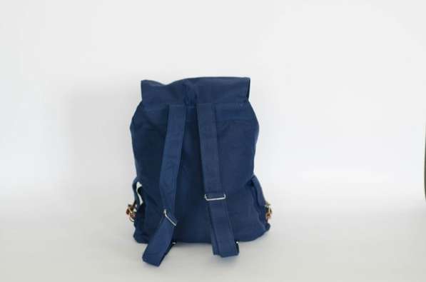Стильный синий рюкзак мешок с коричневыми застежками в фото 3