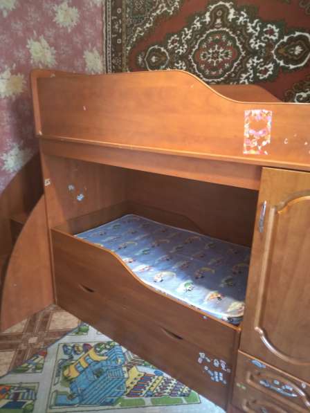 Продам двухъярусную детскую кровать с матрасом