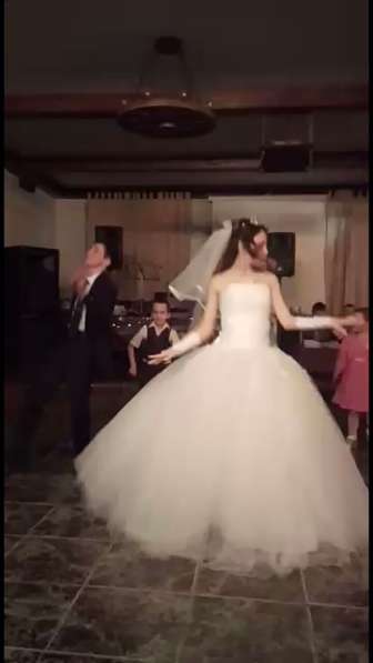 Шикарное свадебное платье в 