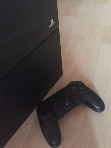 PlayStation 4 (500 GB) + 4 игры в Москве