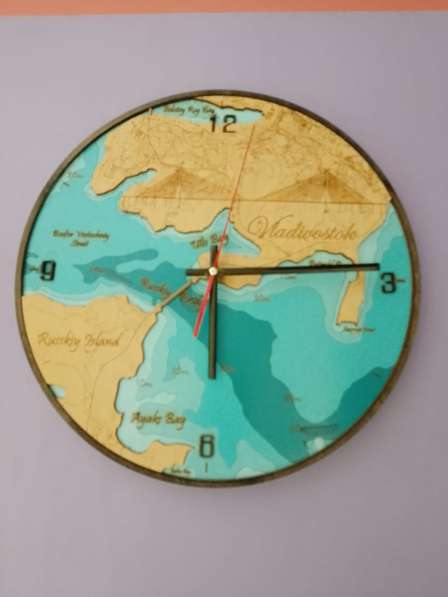 Часы из дерева. Владивосток