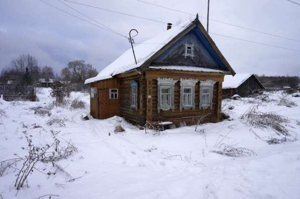 Небольшой бревенчатый дом, в селе с развитой инфраструктурой