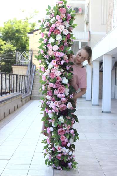 Свадебный декор. Гирлянда из искусственных цветов в фото 6