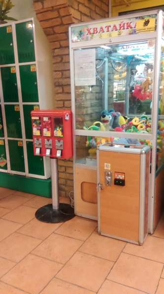 Торговый автомат игрушки жвачки мячи в ваш магазин в Симферополе
