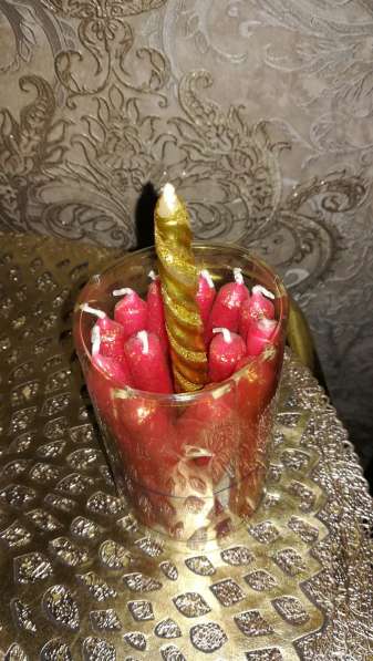 Подсвечники со свечами разных размеров и расцветок в фото 3