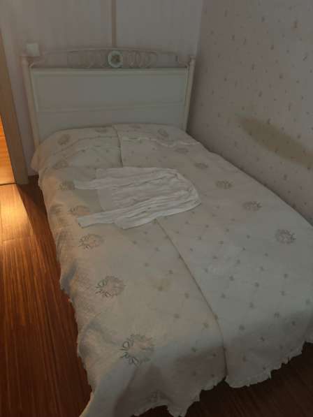 Кровать с покрывалом