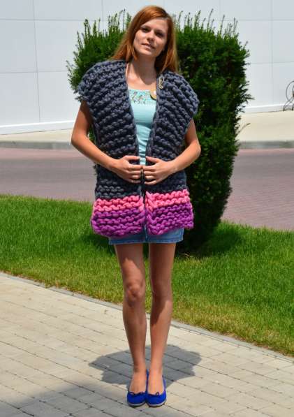 Жилетка из толстой пряжи в фото 25