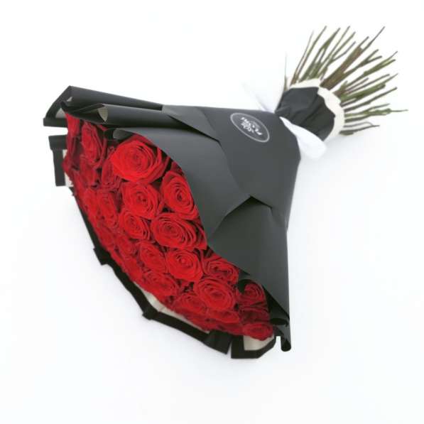 Букет роз в черном оформлении в Липецке фото 3