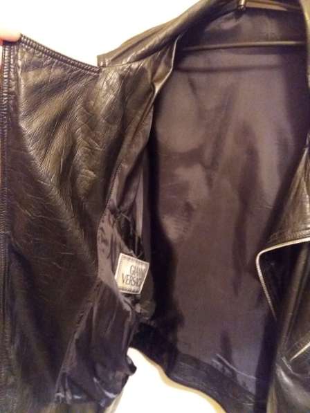 Кожаная куртка Versace (черная, оригинал) в Москве фото 7