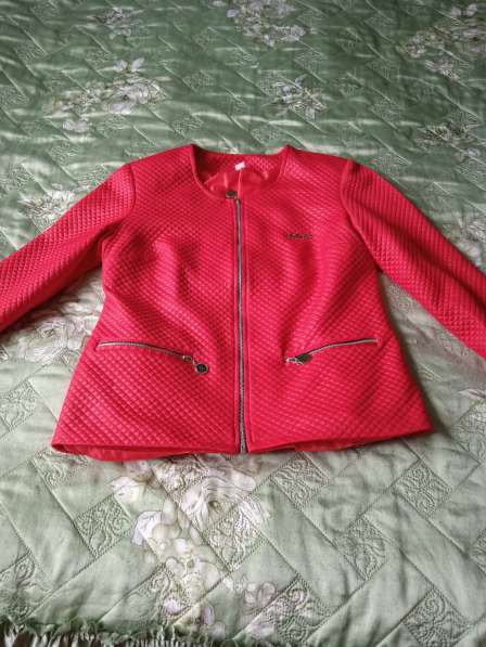 Продаю красный пиджак размер 48