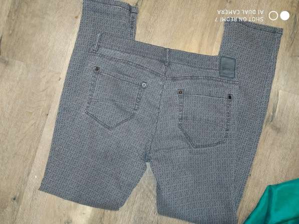 Стильные джинсы плюс шелковая маечка в фото 4