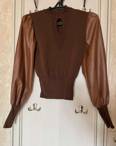 Женская кофта с кожаными рукавами