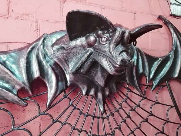 Стол скульптурный"летучая мышь" в Краснодаре