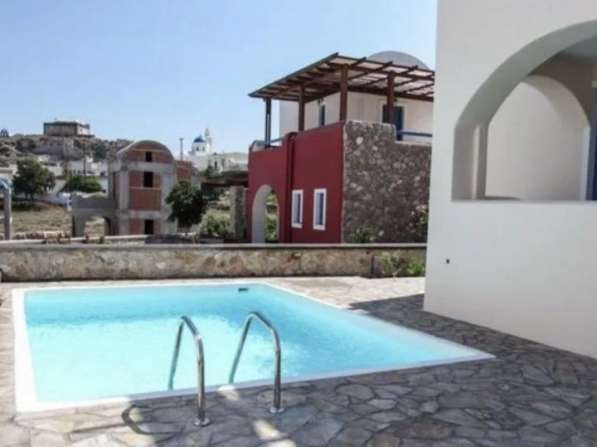 Просторный дом с бассейном и видом на море в Санторини в фото 7