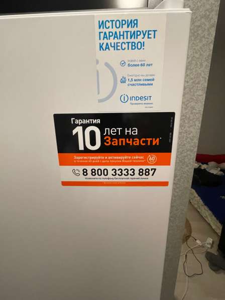 Холодильник Indesit, новый) работал 3 месяца