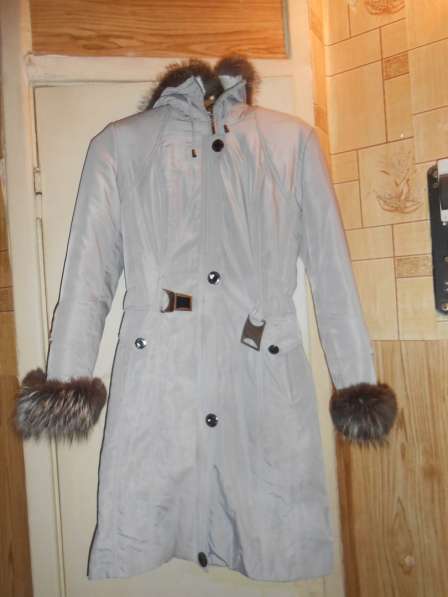 Зимнее пальто на натуральном меху серое Пуховик
