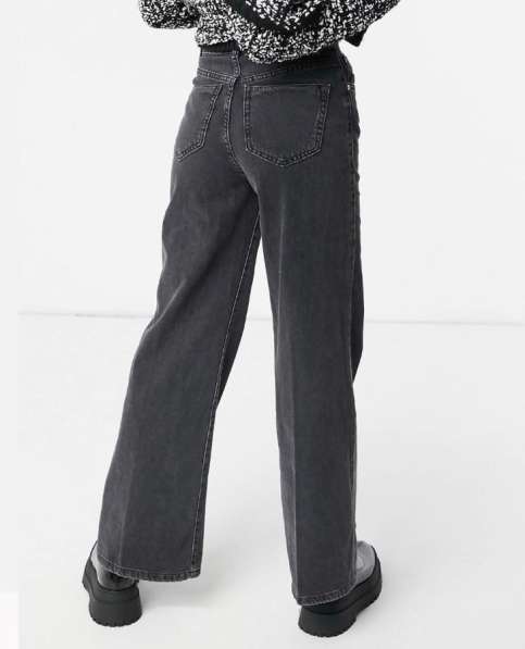 Чёрные выбеленные джинсы с широкими штанинами
