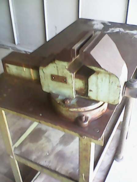 Тиски слесарные с верстаком (стол) металлический в 