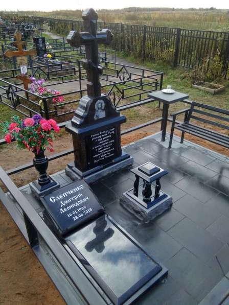 Памятник из гранита. Мемориал на кладбище в Москве