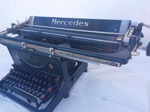 Механическая пишущая машинка фирмы