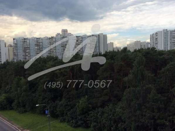 Продам двухкомнатную квартиру в Москве. Жилая площадь 54 кв.м. Дом панельный. Есть балкон.