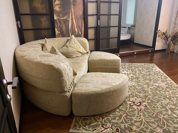 Круглая диван-кровать с пуфиками