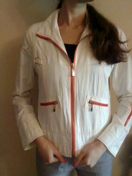 Курточка ветровка белая с оранжевыми вставками и стразами, р в фото 5