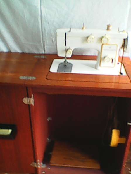 Ножная многофункцианальная швейная машинка