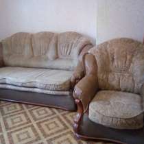 Продам диван и кресло. Стол кухонный, в Волгограде