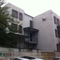 В тбилиси, в старом городе прадается 3-х етажни особняк, в г.Тбилиси