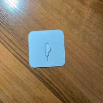 Вытаскивает сим карту, в Москве