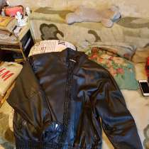 Куртку кожаную женскую продаю, в Москве