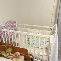 Детская кроватка с маятником и ящиком, в Голицыне