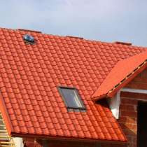 Металлочерепица применяется в качестве покрытия для скатных, в Пятигорске