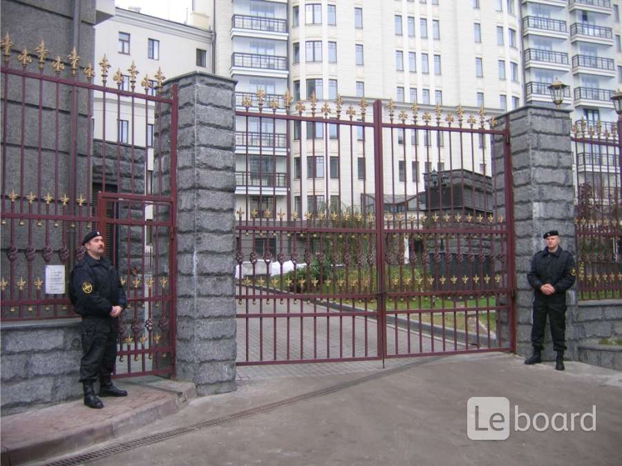 Вариант закроют. Охрана в многоквартирном доме. Охранник многоквартирного дома. Охрана жилого комплекса. Охрана ЖК.